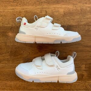 On Running Kids, On Roger Advantage White Velcro Shoes;
Size 10.5 Toddler